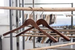 TopHangers [Set Van 5] Houten Bruine Vintage Garderobe- / Kledinghangers Met 4mm Dikke 'old Copper' Haak En Brede Schouders Perfect Voor Jassen, Truien, Vesten En Colberts -Thuisopslag 1200x800 77