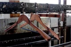 TopHangers [Set Van 5] Houten Bruine Vintage Garderobe- / Kledinghangers Met 4mm Dikke 'old Copper' Haak En Brede Schouders Perfect Voor Jassen, Truien, Vesten En Colberts -Thuisopslag 1200x800 78