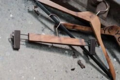 TopHangers [Set Van 5] Houten Bruine Vintage Garderobe- / Kledinghangers Met 4mm Dikke 'old Copper' Haak En Brede Schouders En Een Broeklat, Perfect Voor Jassen, Truien, Vesten, Colberts En Kostuums -Thuisopslag 1200x802 3