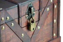 Brynnberg Schatkist "Vitec 24x21x18cm" - Grote Schatkist Plat, Bruin Met Klinknagels Versierd, Met Deksel, Slot En Sleutel, Piratenkist Afsluitbaar, Opbergdoos Met Handvat -Thuisopslag 1200x805 2