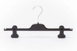 TopHangers [Set Van 10] De Mooiste Kunststof Knijperhangers! Stevige Zwarte Broekhangers / Rokhangers / Shawlhangers Met Mooi Uitgevoerde, Verschuifbare En Volledig Zwarte Knijpers Voorzien Van Een Zachte Rubberen Anti-slip Aan De Binnenzijde