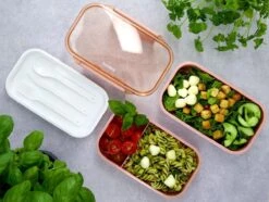 Homra Lunchbox STAQS Pink - Bento Box - 2 Laags Broodtrommel - 3 Compartimenten - Roze - Lunch To Go - Duurzaam Kunststof - BPA Vrij - 3 Vaks Lunchtrommel Voor Volwassenen - Inclusief Bestek - Magnetron, Diepvries, Vaatwasser Bestendig - Vers Houden 31 Homra Lunchbox STAQS Pink - Bento Box - 2 Laags Broodtrommel - 3 Compartimenten - Roze - Lunch To Go - Duurzaam Kunststof - BPA Vrij - 3 Vaks Lunchtrommel Voor Volwassenen - Inclusief Bestek - Magnetron, Diepvries, Vaatwasser Bestendig - Vers Houden -Thuisopslag 1200x905