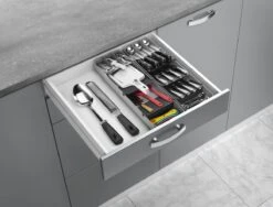 Tomado Metaltex - Verstelbare Bestekbak UniFit - Grijs - 90 Stukken Servies - Sorteervakken Verstelbaar & Uitschuifbaar Van 40 Tot 49 Cm -Thuisopslag 1200x915 2