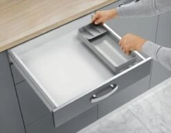 Tomado Metaltex - Verstelbare Bestekbak UniFit - Grijs - 90 Stukken Servies - Sorteervakken Verstelbaar & Uitschuifbaar Van 40 Tot 49 Cm -Thuisopslag 1200x938 3