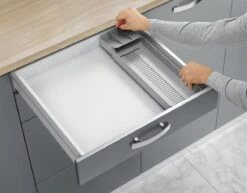 Tomado Metaltex - Verstelbare Bestekbak UniFit - Grijs - 90 Stukken Servies - Sorteervakken Verstelbaar & Uitschuifbaar Van 40 Tot 49 Cm -Thuisopslag 1200x938 4