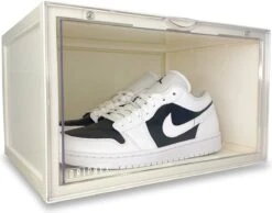 Sneaker Crate | Sneaker Box | Schoenendoos | Schoenenkast | Schoenenrek | Schoenenopberger | Opbergsysteem | Opbergbox | Organizer | Stapelbaar | Schoenen Opbergen - Transparant Sideways (magnetische Sluiting) Dripbox -Thuisopslag 1200x941 5