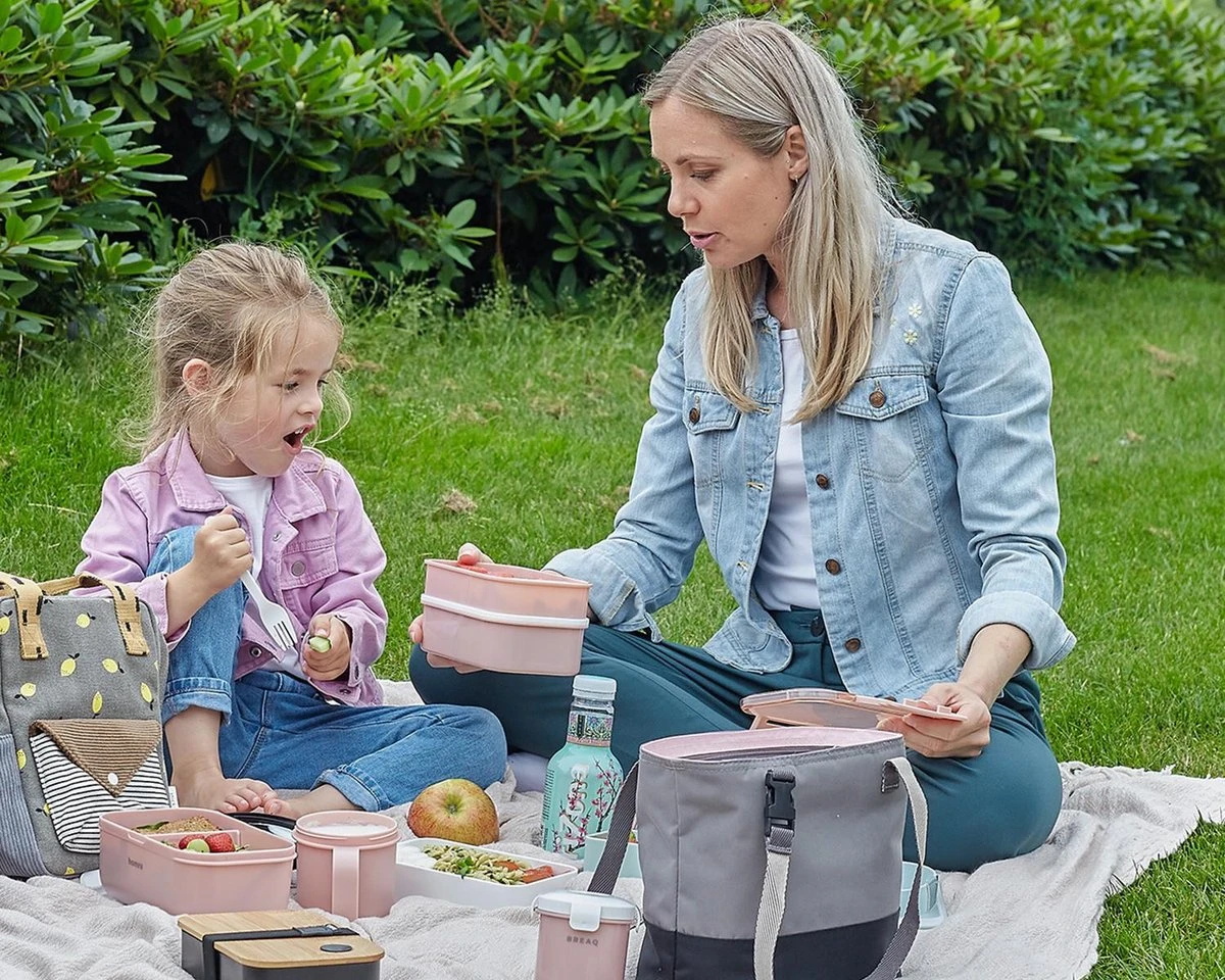 Homra Lunchbox STAQS Pink - Bento Box - 2 Laags Broodtrommel - 3 Compartimenten - Roze - Lunch To Go - Duurzaam Kunststof - BPA Vrij - 3 Vaks Lunchtrommel Voor Volwassenen - Inclusief Bestek - Magnetron, Diepvries, Vaatwasser Bestendig - Vers Houden 7 Homra Lunchbox STAQS Pink - Bento Box - 2 Laags Broodtrommel - 3 Compartimenten - Roze - Lunch To Go - Duurzaam Kunststof - BPA Vrij - 3 Vaks Lunchtrommel Voor Volwassenen - Inclusief Bestek - Magnetron, Diepvries, Vaatwasser Bestendig - Vers Houden - Afbeelding 5