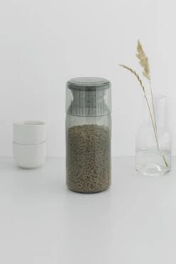 Brabantia Voorraadbussen Met Maatbeker Set Van 2 - 1,3 L - Dark Grey -Thuisopslag 799x1200 10