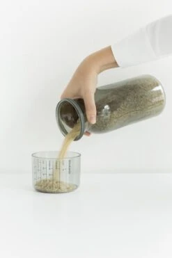 Brabantia Voorraadbussen Met Maatbeker Set Van 2 - 1,3 L - Dark Grey -Thuisopslag 799x1200 11