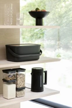 Brabantia Nic Broodtrommel - Met Bamboe Deksel - Dark Grey 27 Brabantia Nic Broodtrommel - Met Bamboe Deksel - Dark Grey -Thuisopslag 799x1200 4