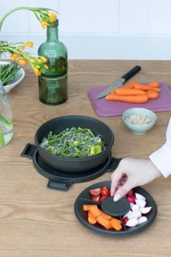 Brabantia Make & Take Salade Lunchbox - 1,3 L - Kunststof - Dark Grey -Thuisopslag 800x1200 11