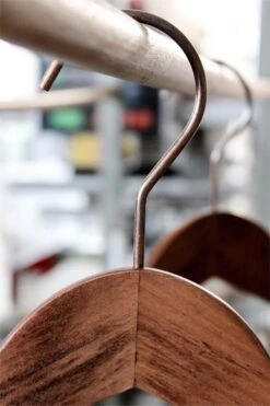 TopHangers [Set Van 5] Houten Bruine Vintage Garderobe- / Kledinghangers Met 4mm Dikke 'old Copper' Haak En Brede Schouders Perfect Voor Jassen, Truien, Vesten En Colberts -Thuisopslag 800x1200 38