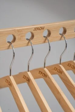 JoFlow® 6-in-1 Kledinghanger | INCLUSIEF 6 Klerenhangers | Ruimtebesparende Antislip Klerenhanger Hout Bamboe | Hang Tot Wel 6 Kledingstukken Op! -Thuisopslag 800x1200 39