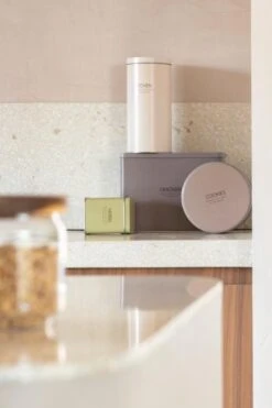 Gusta Voorraadblik - Beige - Metaal - Beschuitbus - Opbergbus - Ø11X22 Cm -Thuisopslag 800x1200 6