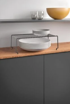 Tomado Metaltex - Stabiele Stapelbare Opberger - Brooklyn - 47x23cm - Zwart - Anti-slip - Voor Borden, Schaaltjes En Kopjes - Sterk - Video -Thuisopslag 808x1200