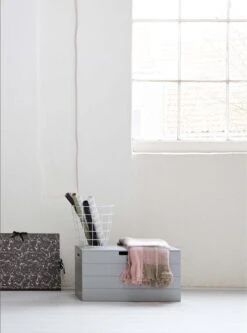 WOOOD Keet Opbergkist - Grenen Geborsteld - Betongrijs - 42x80x40 -Thuisopslag 891x1200 2