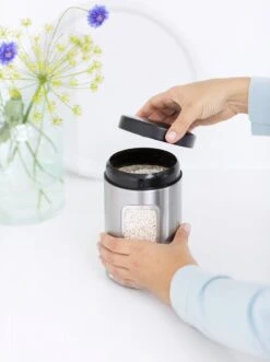 Brabantia Voorraadbus - 1,4 L - Matt Steel Fingerprint Proof / Matt Black Deksel - Met Venster -Thuisopslag 895x1200