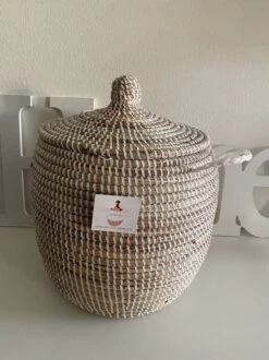 Rieten Mand Met Deksel-Opbergmand-Decoratieve Mand-Handgemaakt -Maat-37x27 Cm