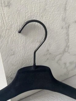 [Set Van 10] Luxe Uitgevoerde Zwart Fluwelen (velours / Flock / Fluweel / Velvet) Kledinghangers / Garderobehangers / Jashangers Met Bijpassende Zwarte Haak En Brede Schouders Voor Jassen, Truien, Vesten En Colberts -Thuisopslag 900x1200 28