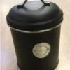 Merkloos Zwarte Koektrommel/voorraadblik 18 Cm - Koekjes/koek Bewaren - Voorraadblikken/koekblikken/koektrommels 1 Merkloos Zwarte Koektrommel/voorraadblik 18 Cm - Koekjes/koek Bewaren - Voorraadblikken/koekblikken/koektrommels -Thuisopslag 930x1200 1
