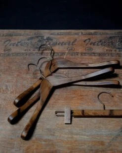 TopHangers [Set Van 5] Houten Bruine Vintage Garderobe- / Kledinghangers Met 4mm Dikke 'old Copper' Haak En Brede Schouders Perfect Voor Jassen, Truien, Vesten En Colberts -Thuisopslag 959x1200 1